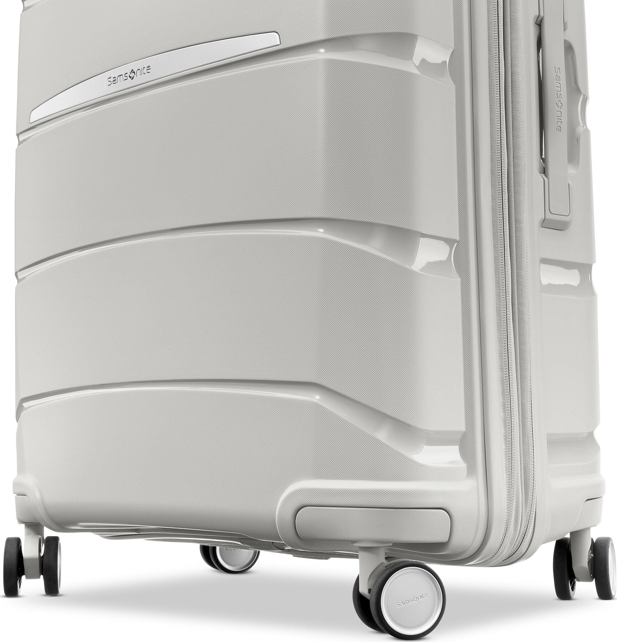 Outline Pro Spinner Carry-On Luggage